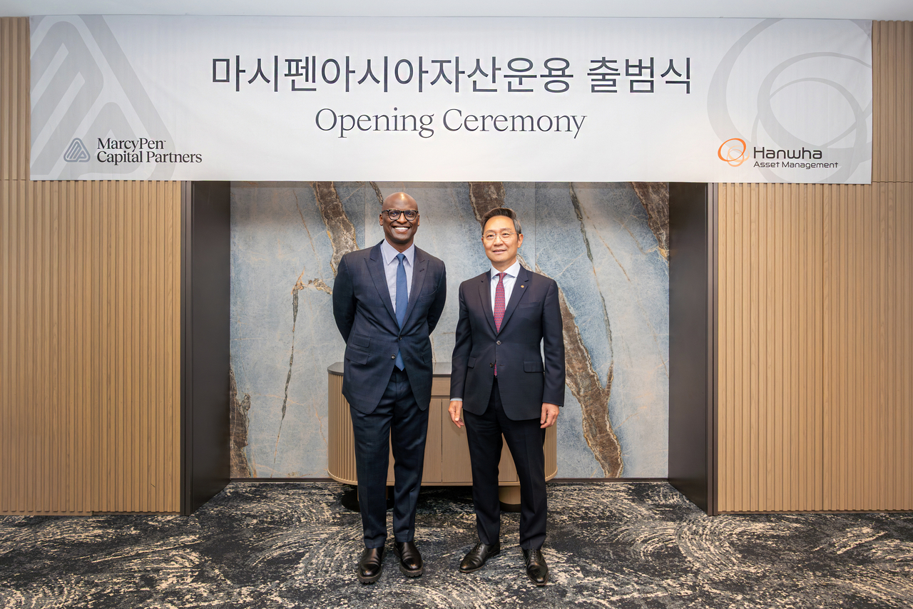 Robbie Robinson of MarcyPen Capital Partners and Kim Jong-ho of Hanwha Asset Management at the MarcyPen Asia launch ceremony in Seoul.