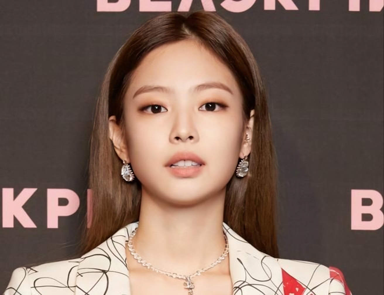 Jennie of BLACKPINK during the Dracula remix Hot 100 week.