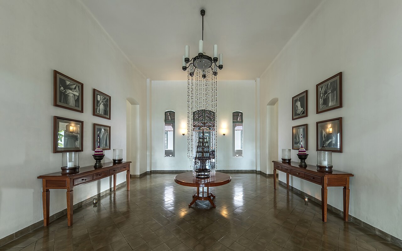 Context image: luxury hotel lobby.