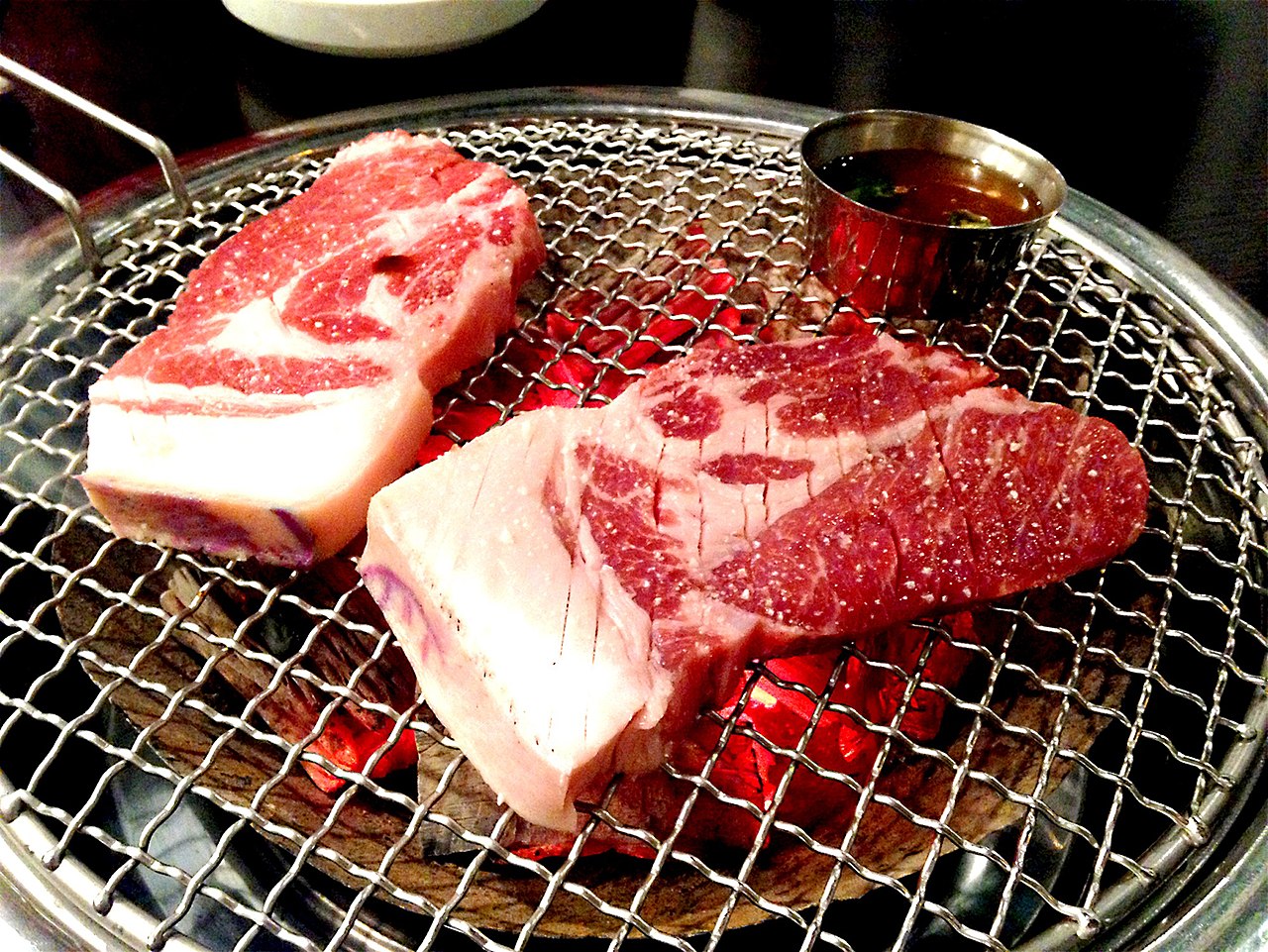 Context image: Korean restaurant dining spread.