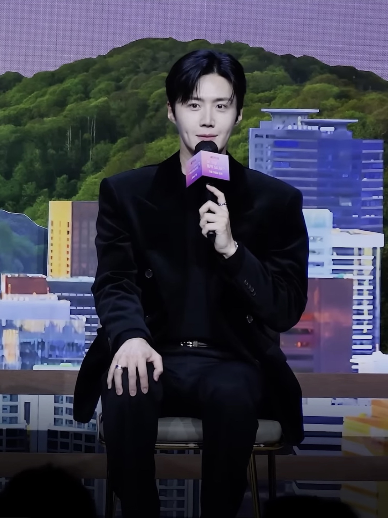 Kim Seon-ho at a Netflix press conference, a second-lead breakout turned headliner.
