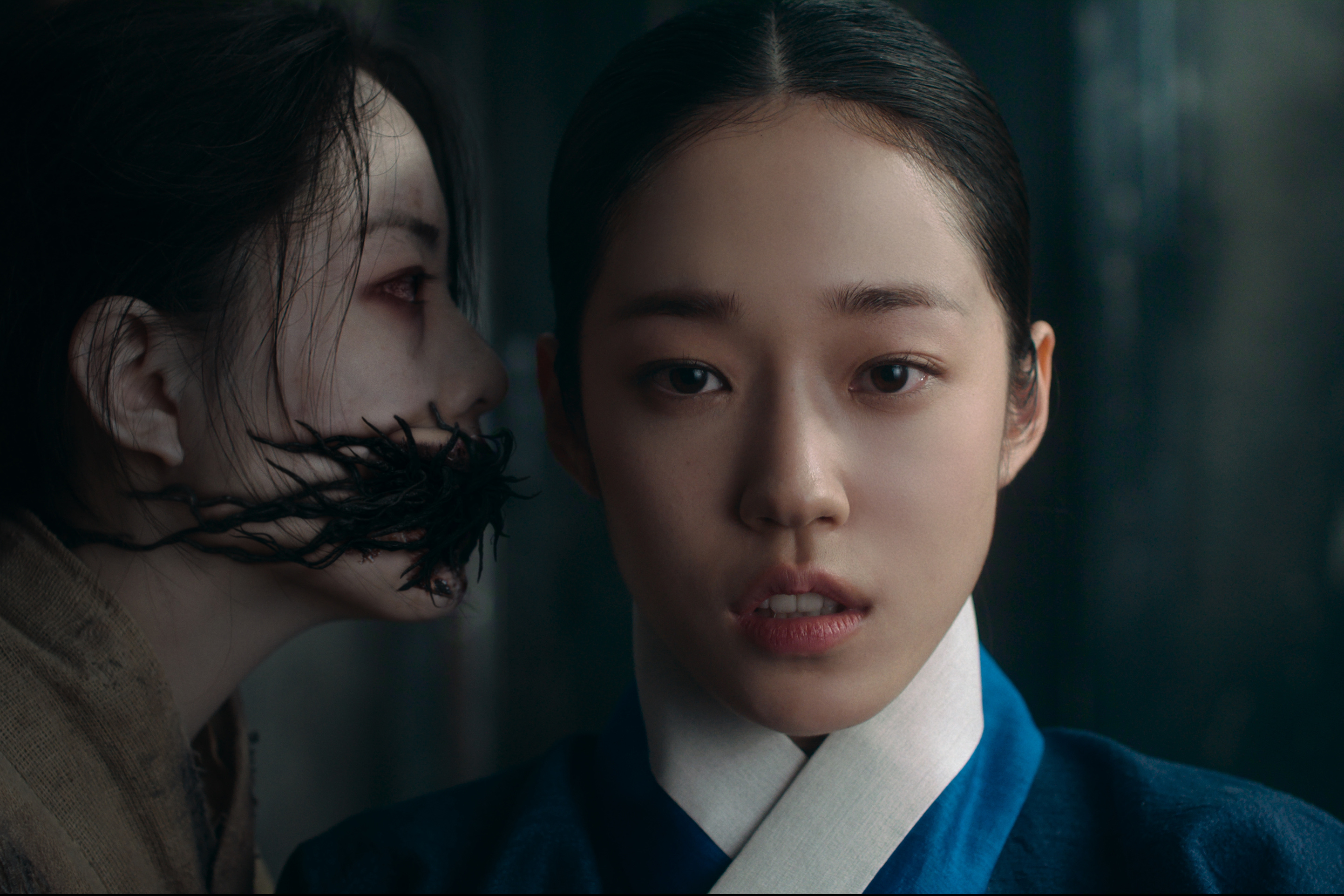 A ghost whispers to Roh Yoon-seo as Saeng-gang in The East Palace.