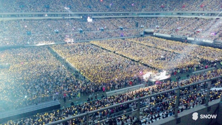 Context image: K-pop concert crowd in Seoul.
