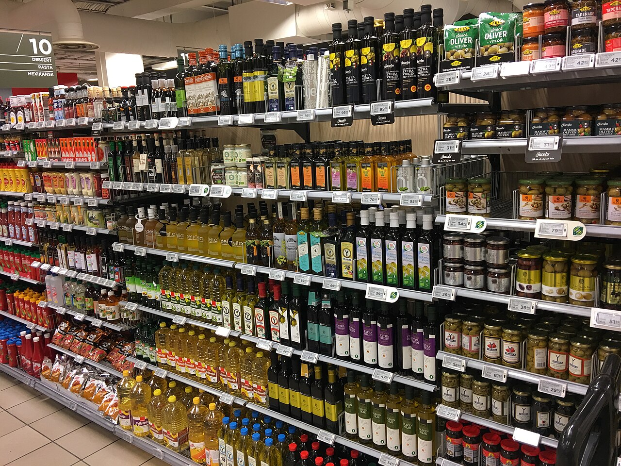 Context image: supermarket grocery aisle.